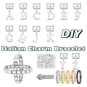 Dettaglio del bracciale italiano in acciaio inossidabile e ciondoli con lettere DIY