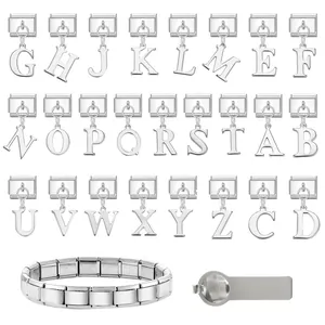 Dettaglio del bracciale modulare italiano in acciaio inossidabile con 26 ciondoli alfabetici