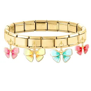 Détail du bracelet modulaire en acier inoxydable doré avec breloques papillon en émail