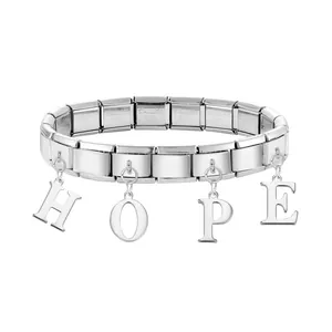 Dettaglio macro del bracciale modulare in acciaio inossidabile con ciondoli lettere HOPE