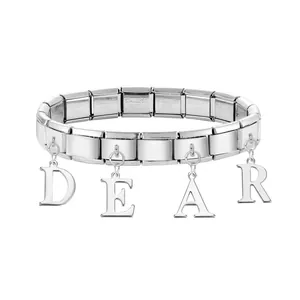 Dettaglio macro del bracciale modulare in acciaio con ciondoli a lettere DEAR
