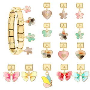Bracelet à breloques italien en acier doré avec pendentifs fleurs et cœurs émaillés