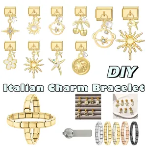 Detailansicht goldener italienischer Charm-Armbandmodule mit Stern- und Herzanhängern