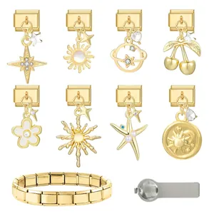 Makro-Detail der goldenen italienischen Edelstahl-Charms und Modul-Armband-Werkzeug