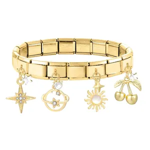 Makro-Detail des goldenen modularen Edelstahl-Charm-Armbands mit Kirsch- und Sternanhängern