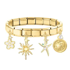 Detailaufnahme des modularen Edelstahl-Charm-Armbands in Gold mit Sonnen- und Seestern-Anhängern