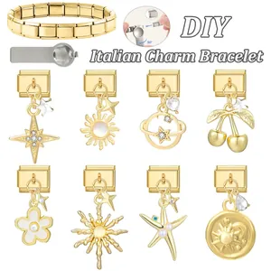 Modulares italienisches Charm-Armband aus Gold-Edelstahl mit acht Himmelskörper-Anhängern