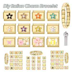 Details von goldenen Italian Charm Armband-Gliedern mit Emaille-Blumen und Schmetterlingen