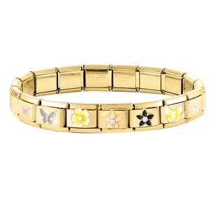 Details des italienischen Edelstahl-Charm-Armbands mit Emaille-Blumen und Schmetterling