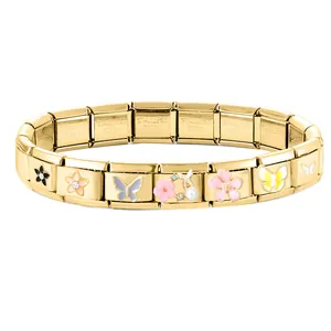Detail der Edelstahl-Gravur und Emaille-Anhänger am vergoldeten italienischen Armband