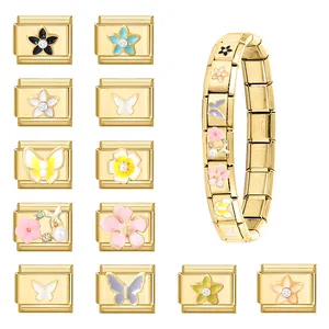 Goldenes Edelstahl-Modularmband mit Emaille-Blumen und Schmetterling-Charm-Gliedern