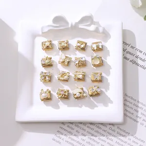 Dettaglio di 16 charms italiani con motivi a cuore e farfalla in un vassoio bianco