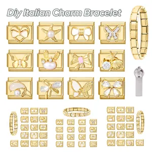 Dettagli macro di charm italiani dorati fai da te con perle e stelle marine su bianco
