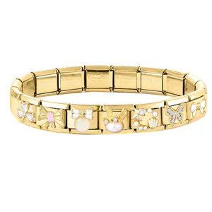 Dettaglio del bracciale componibile con charm a farfalla dorata e fiocchi con strass