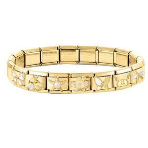 Dettaglio di bracciale tipo italiano dorato con farfalla, stella marina e perle