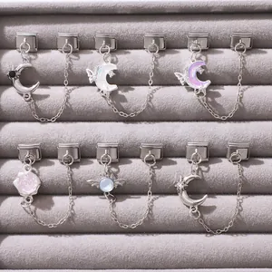 Detailansicht silberner Edelstahl-Charm-Glieder mit Mond- und Blumenanhängern für Armbänder