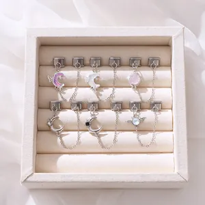 Detailansicht der italienischen Charm-Glieder mit Mond, Rose und Stern Emaille-Design