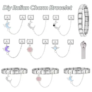 Detailansicht eines modularen italienischen Charm-Armbands mit Anhängern und Werkzeug