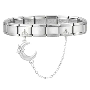 Makro-Detail von Edelstahl-Charm-Armband mit Mond-Stern-Anhänger und Sicherheitskette