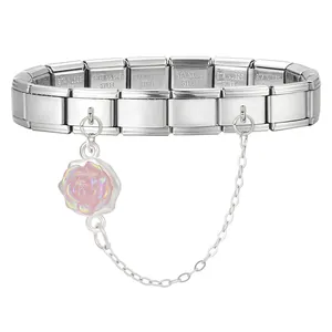 Makrodetail eines Edelstahl-Armbands mit einem perlmuttrosa Rosenanhänger und Kette