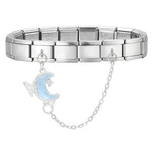 Detailansicht eines Edelstahl-Charm-Armbands mit blauem Mond und Schmetterlingsanhänger