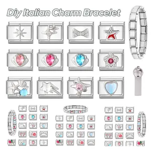 Détail macro de maillons de bracelet à breloques italiennes aux motifs d'étoile et de cœur
