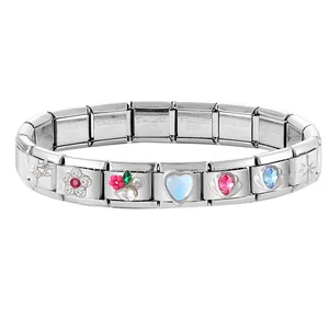 Gros plan d'un bracelet à breloques italien en acier inoxydable avec fleurs et étoiles