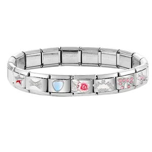 Détail du bracelet modulaire en acier inoxydable avec breloques étoiles et cœurs