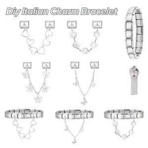 Detail eines DIY Italienischen Charm-Armbands mit Edelstahl-Anhängern und Werkzeug