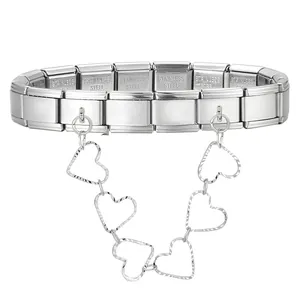 Makro-Detail des modularen Edelstahl-Armbands mit baumelnden hohlen Herzanhängern