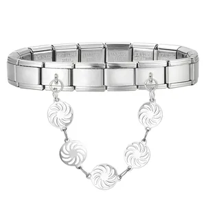 Makroaufnahme der modularen Edelstahl-Armbandglieder mit Charms und Logogravur