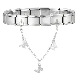 Detail eines italienischen Charm-Armbands mit Schmetterlingsanhängern und Gravur