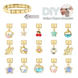 Detail van DIY modulaire bedelarmband set met gouden roestvrijstalen schakels en hangers