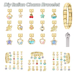 Macro-opname van modulaire DIY Italiaanse bedelarmband en kleurrijke emaille hangers