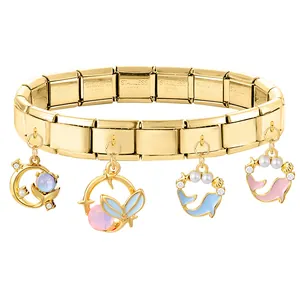 Detailopname van de gouden modulaire roestvrijstalen armband met zeemeermin hangers