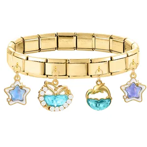 Detail van de gouden Italiaanse bedelarmband met ster-, walvisstaart- en dolfijnhangers