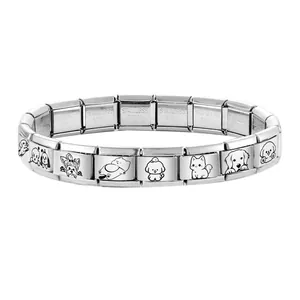 Detailopname van roestvrijstalen Italiaanse bedelarmband met schattige huisdiergravures