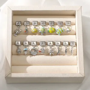 Dettaglio di 15 charm italiani a tema marino con motivi di stelle marine e cavallucci