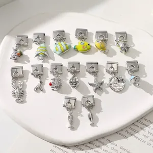 Dettaglio di ciondoli Italian Charms in acciaio inox con motivi marini smaltati