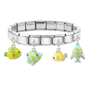 Dettaglio macro del bracciale charm italiano con ciondoli colorati a forma di pesci