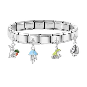 Dettaglio del bracciale modulare in acciaio con ciondoli coniglio, medusa, rana e conchiglia