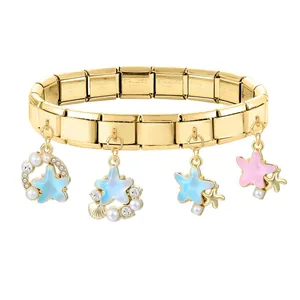 Detaillierte Nahaufnahme: Goldenes Edelstahl-Modulararmband mit Sternen und Muscheln