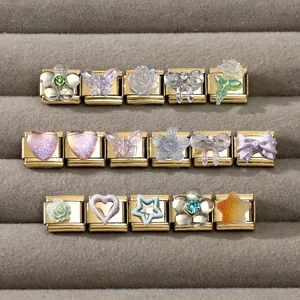 Detailansicht goldener Italian Charms mit Motiven aus Schmetterlingen und Rosen