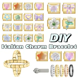 Detail von DIY Italian Charm Armband-Komponenten mit vergoldeten Anhängern und Werkzeug