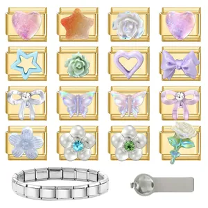 Detailansicht italienischer Gold-Charms mit bunten Herzen und Schmetterlingsanhängern