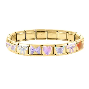 Detailansicht modularer italienischer Charms aus goldenem Edelstahl mit violetten Akzenten