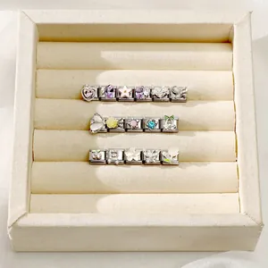 Detailansicht von italienischen Vintage-Edelstahl-Charms mit Emaille- und Kristalldetails