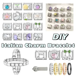Makro-Detail der italienischen Charm-Armbänder mit bunten Emaille- und Strass-Anhängern
