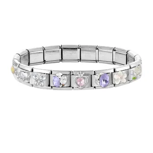 Makroaufnahme von italienischem Charm-Armband mit rosa Kristallherzen und Krone