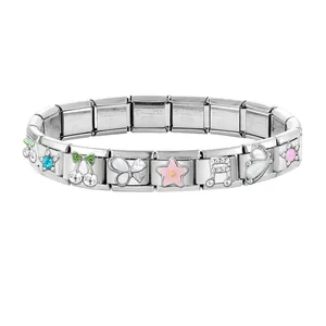 Detail eines Edelstahl-Charm-Armbands mit Kristallen, Kirschen und Sternenmotiven